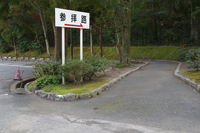 Medium_01　駐車場から建物まで